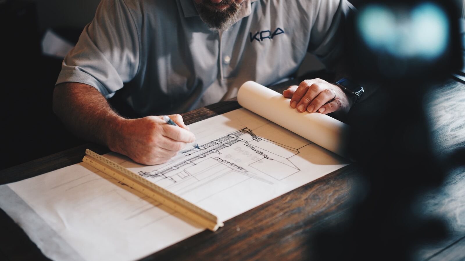 Engenheiro elaborando projeto técnico